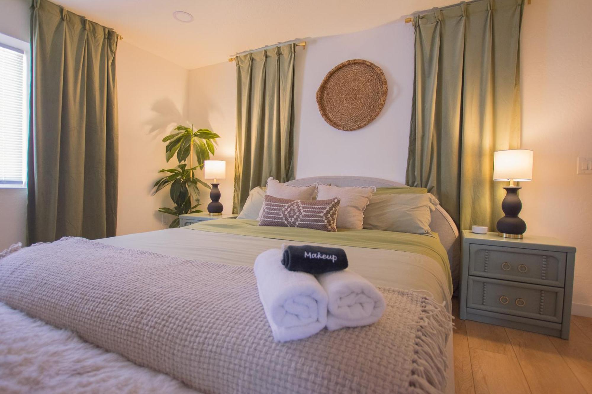 Bohemian Chic An Eclectic Escape-Hot Tub-Pet Friendly-No Pet Fees! Villa Албукерке Екстериор снимка