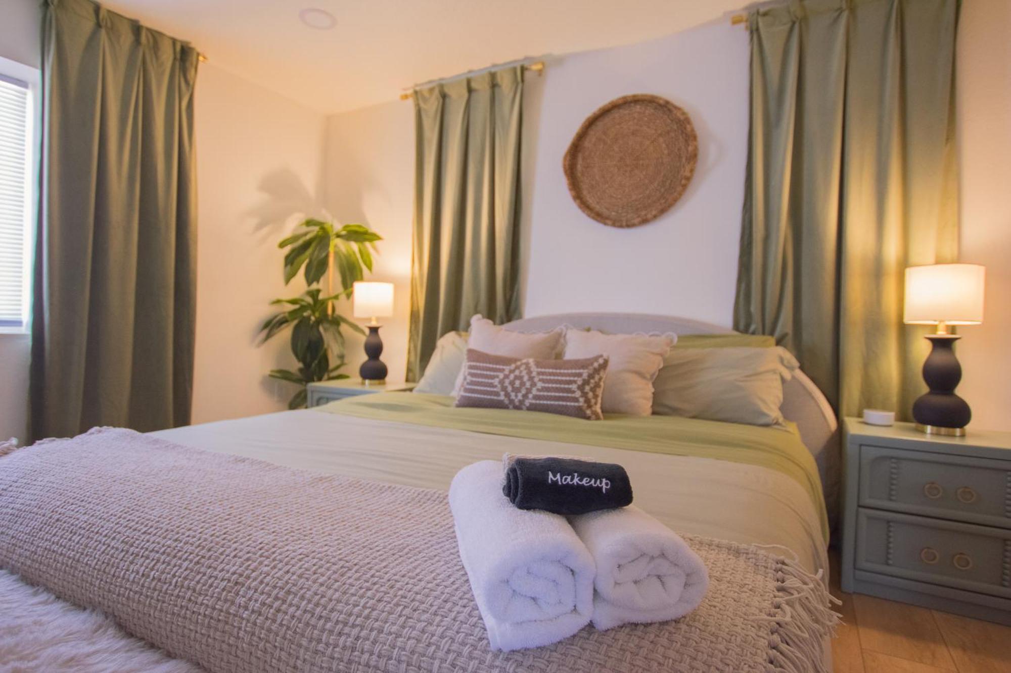 Bohemian Chic An Eclectic Escape-Hot Tub-Pet Friendly-No Pet Fees! Villa Албукерке Екстериор снимка
